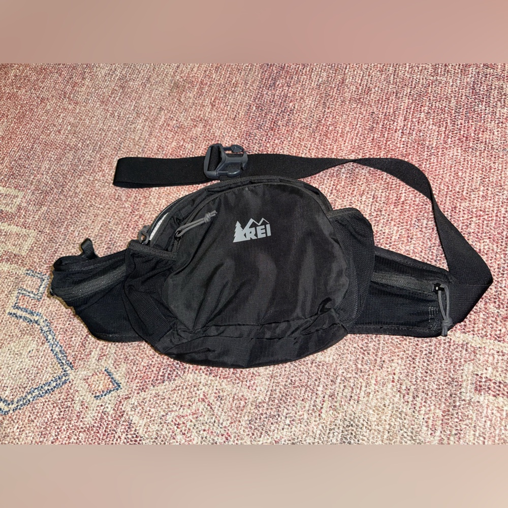 REI Co op padded hiking outdoor fanny pack black lots of pockets